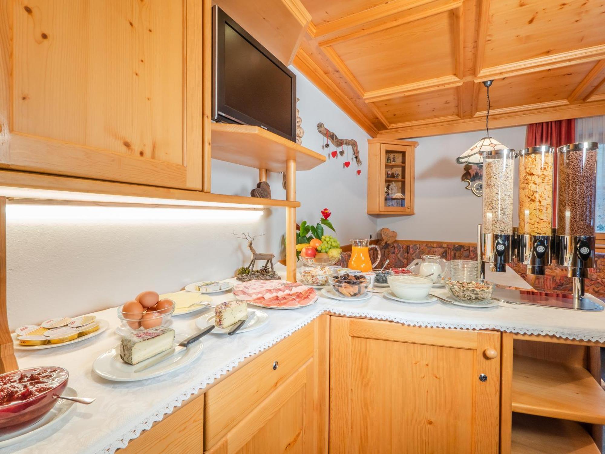 Garni La Grambla Hotel Selva di Val Gardena Bagian luar foto